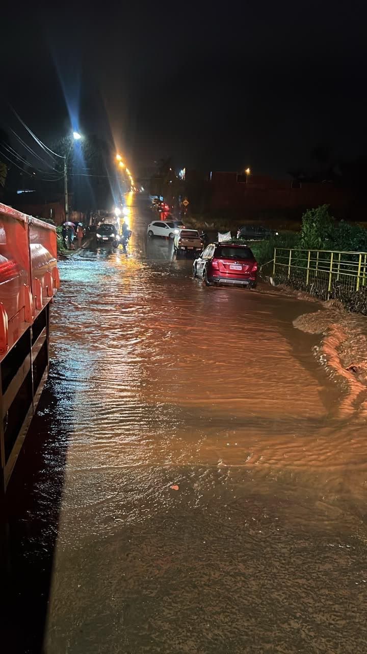 Idoso fica ilhado em ponte tomada por enxurrada e é resgatado durante temporal em Jataí