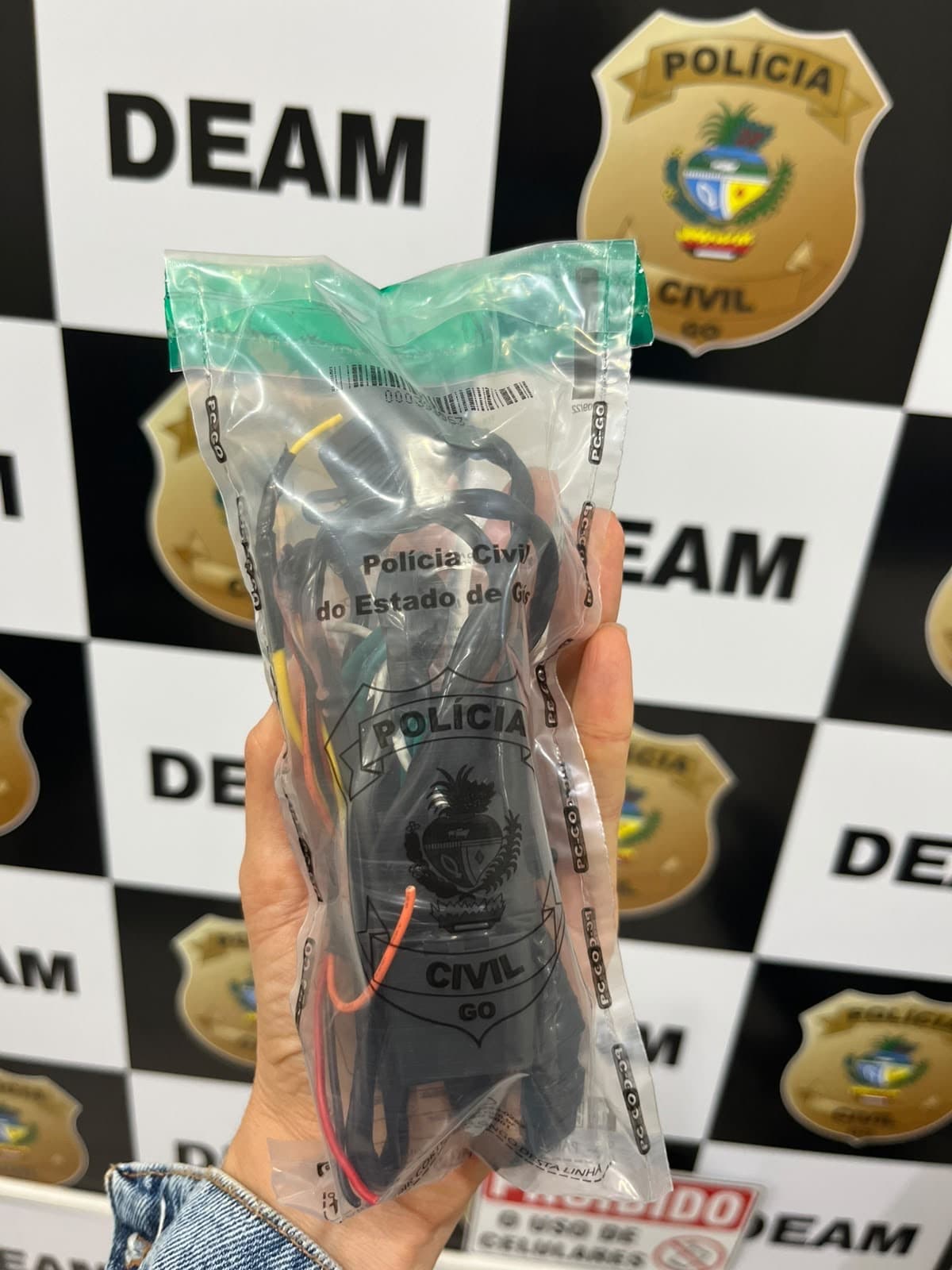 Homem instala GPS no carro da ex-companheira para monitorar rotina e dispara: "A mulher é minha"