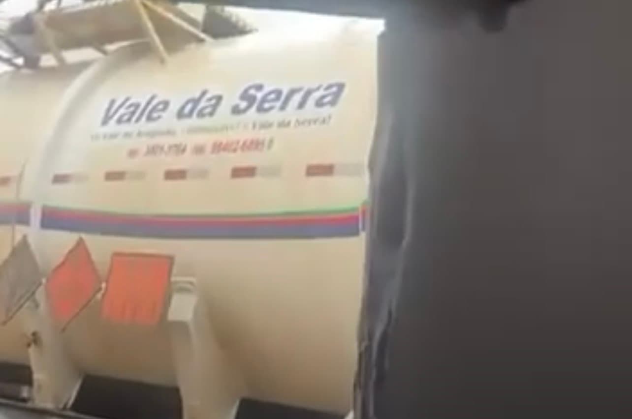 Carreta-tanque desgovernada invade casa e morador escapa por segundos enquanto almoçava