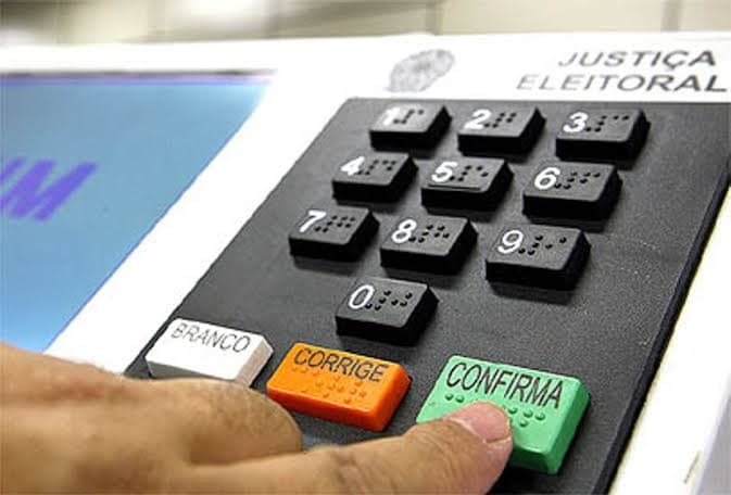 Urnas são abertas e eleitores enfrentam filas logo cedo para votação em Goiás