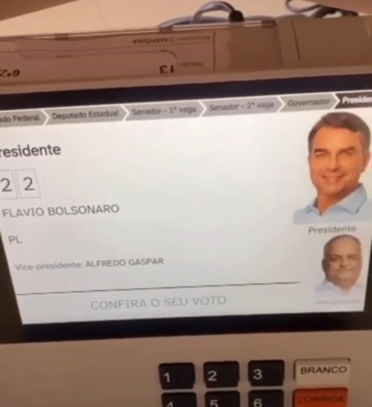 Vídeo mostra momento em que eleitor filma voto em Flávio Bolsonaro na urna eletrônica em Goiás
