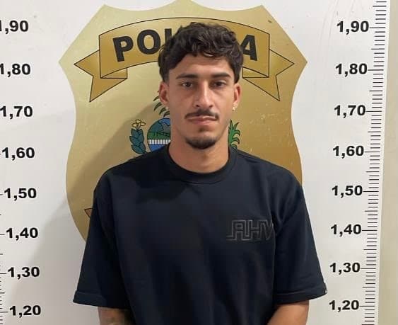Jogador de futebol é preso em flagrante após agredir namorada e jogar bebida no rosto dela por ciúmes