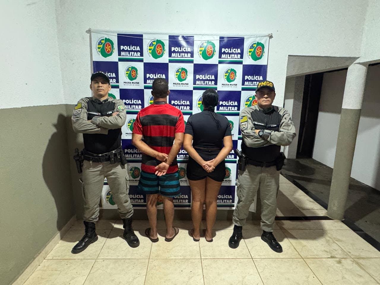Mulher usa pedaço de pau para espancar homem após discussão por carro riscado