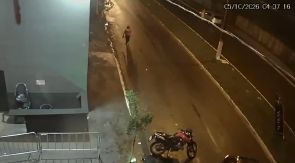 Homem é baleado na porta de boate e atirador foge na garupa de moto; veja momento