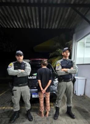 Homem é esfaqueado seis vezes na cabeça após discussão em kitnet; esposa foi presa após mentir à PM