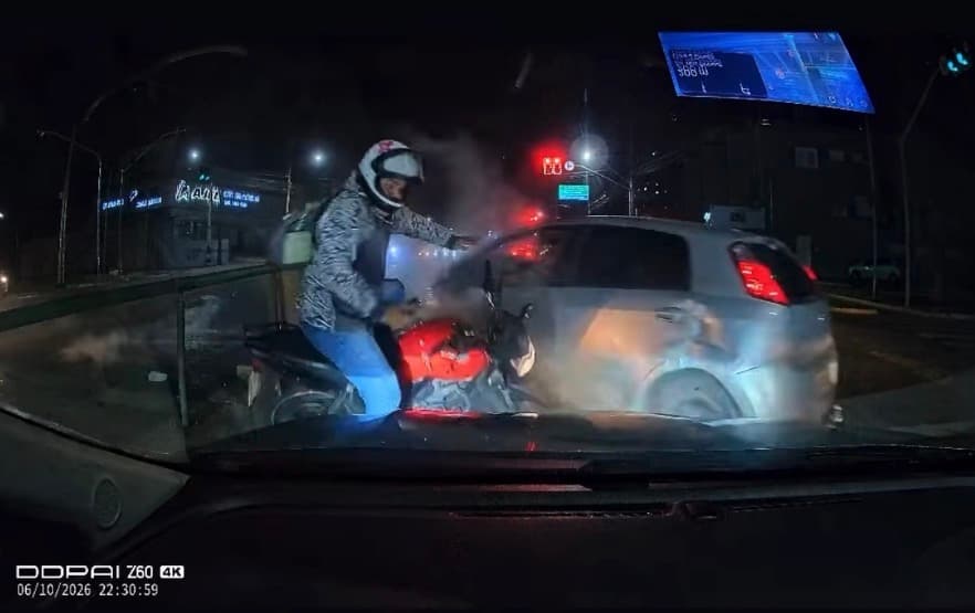 Ambulância avança semáforo, é atingida por carro e por pouco veículo não mata motociclista em Goiânia