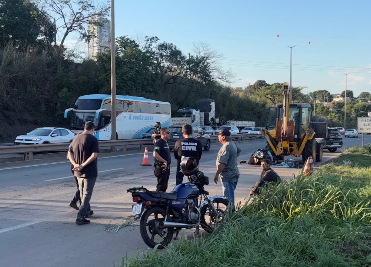 Motociclista morre após bater na traseira de trator na BR-153 em Goiânia; veículo estava parado no acostamento